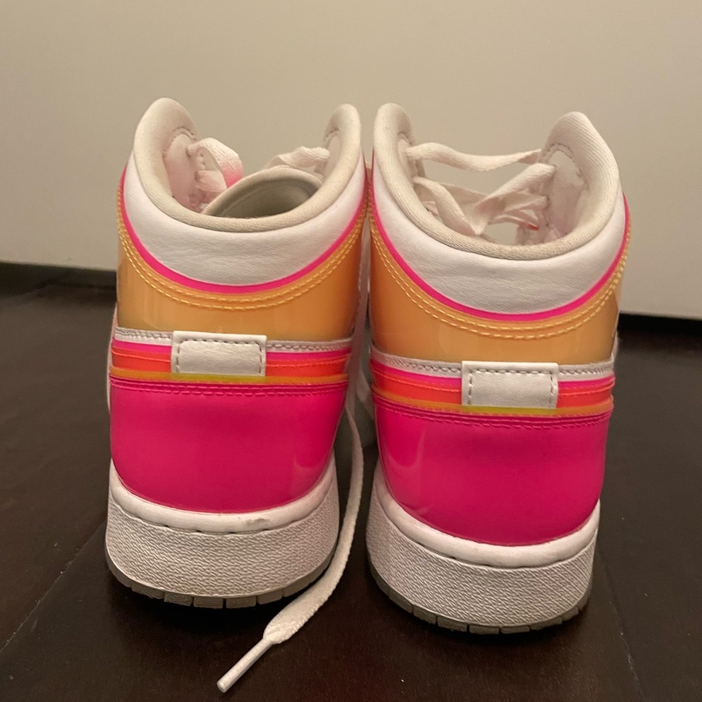 AIR JORDAN 1 MID SE EDGE GLOW